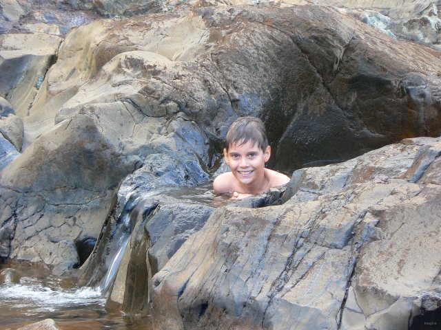 80- Bastien dans une baignoire naturelle 